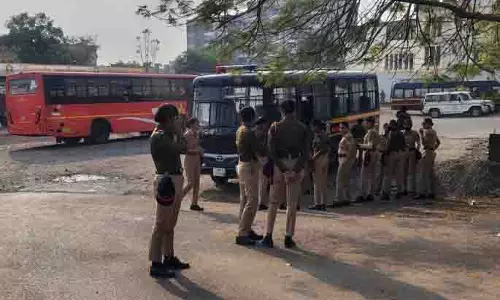 Bhigwan किडनैपिंग केस की महिला ने कहा, मुझे अकेला छोड़ दिया गया वीडियो Bhigwan किडनैपिंग केस की महिला ने कहा, मुझे अकेला छोड़ दिया गया वीडियो