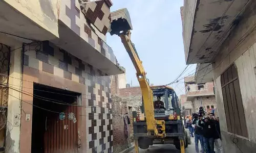 Sultanwind Road पर ड्रग तस्करों की अवैध प्रॉपर्टी गिराई गई