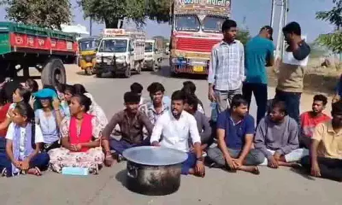 Palamuru University के स्टूडेंट्स ने घटिया खाना परोसने के खिलाफ हड़ताल की Palamuru University के स्टूडेंट्स ने घटिया खाना परोसने के खिलाफ हड़ताल की