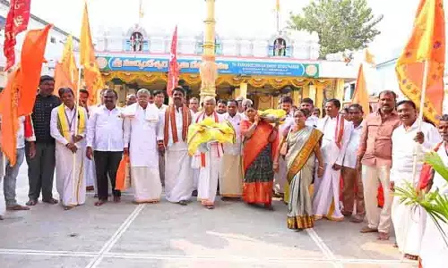 Yadagiri के भगवान लक्ष्मी नरसिंह को रेशमी कपड़े चढ़ाए गए Yadagiri के भगवान लक्ष्मी नरसिंह को रेशमी कपड़े चढ़ाए गए