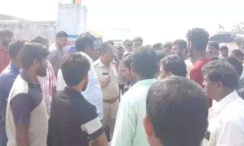 CCI से कपास खरीदने की मांग को लेकर किसानों ने नेशनल हाईवे पर प्रदर्शन किया