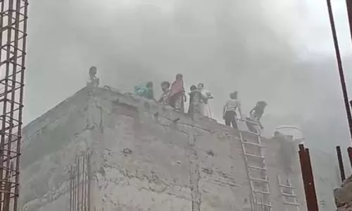 सिलेंडर ब्लास्ट से बिल्डिंग में लगी भीषण आग, फायर विभाग ने समय रहते पाया काबू सिलेंडर ब्लास्ट से बिल्डिंग में लगी भीषण आग, फायर विभाग ने समय रहते पाया काबू
