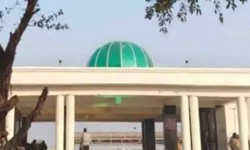 लोगों के नमाज़ पढ़ने के बाद UP रेलवे स्टेशन का डोम हटा दिया गया लोगों के नमाज़ पढ़ने के बाद UP रेलवे स्टेशन का डोम हटा दिया गया
