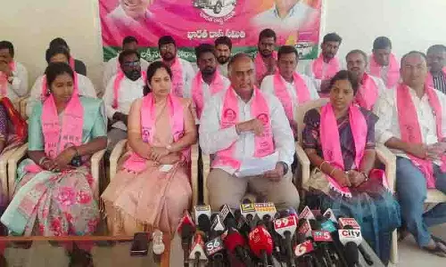 BRS ने सरकारी व्हिप पर वेमुलावाड़ा में दलित पार्षदों को नज़रअंदाज़ करने का आरोप लगाया BRS ने सरकारी व्हिप पर वेमुलावाड़ा में दलित पार्षदों को नज़रअंदाज़ करने का आरोप लगाया