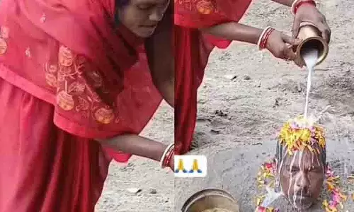 Viral: महिला ने पति को गर्दन तक दफनाया, सिर पर शिवलिंग रखकर पूजा की Viral: महिला ने पति को गर्दन तक दफनाया, सिर पर शिवलिंग रखकर पूजा की