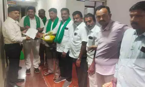 नलगोंडा के किसानों को ऑनलाइन Urea App की वजह से खाद की कमी का सामना करना पड़ रहा