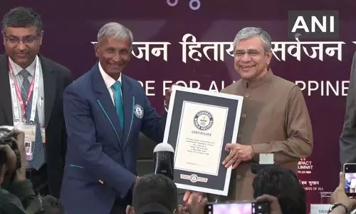 अश्विनी वैष्णव: भारत ने 24 घंटे में AI ज़िम्मेदारी अभियान में गिनीज़ वर्ल्ड रिकॉर्ड बनाया अश्विनी वैष्णव: भारत ने 24 घंटे में AI ज़िम्मेदारी अभियान में गिनीज़ वर्ल्ड रिकॉर्ड बनाया