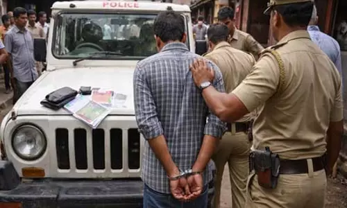 लोकल ट्रेन में बुर्का पहनकर सफर करने वाला शख्स गिरफ्तार, जीआरपी ने की कार्रवाई लोकल ट्रेन में बुर्का पहनकर सफर करने वाला शख्स गिरफ्तार, जीआरपी ने की कार्रवाई