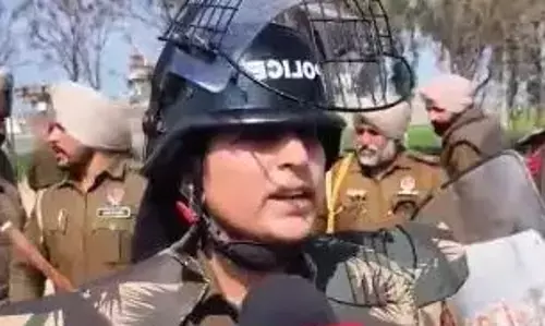 Chandigarh: बठिंडा में किसानों और पुलिस के बीच झड़प Chandigarh: बठिंडा में किसानों और पुलिस के बीच झड़प