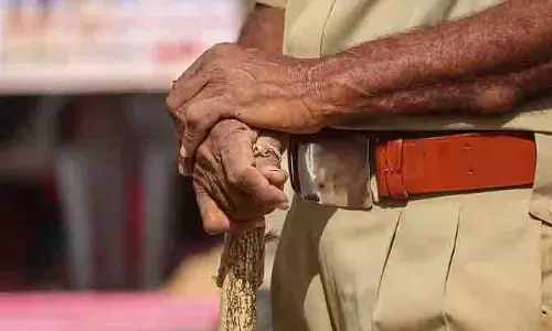 पुलिसवाला नकली पुलिसवाला बनकर jewelry लेकर गायब हो गया पुलिसवाला नकली पुलिसवाला बनकर jewelry लेकर गायब हो गया