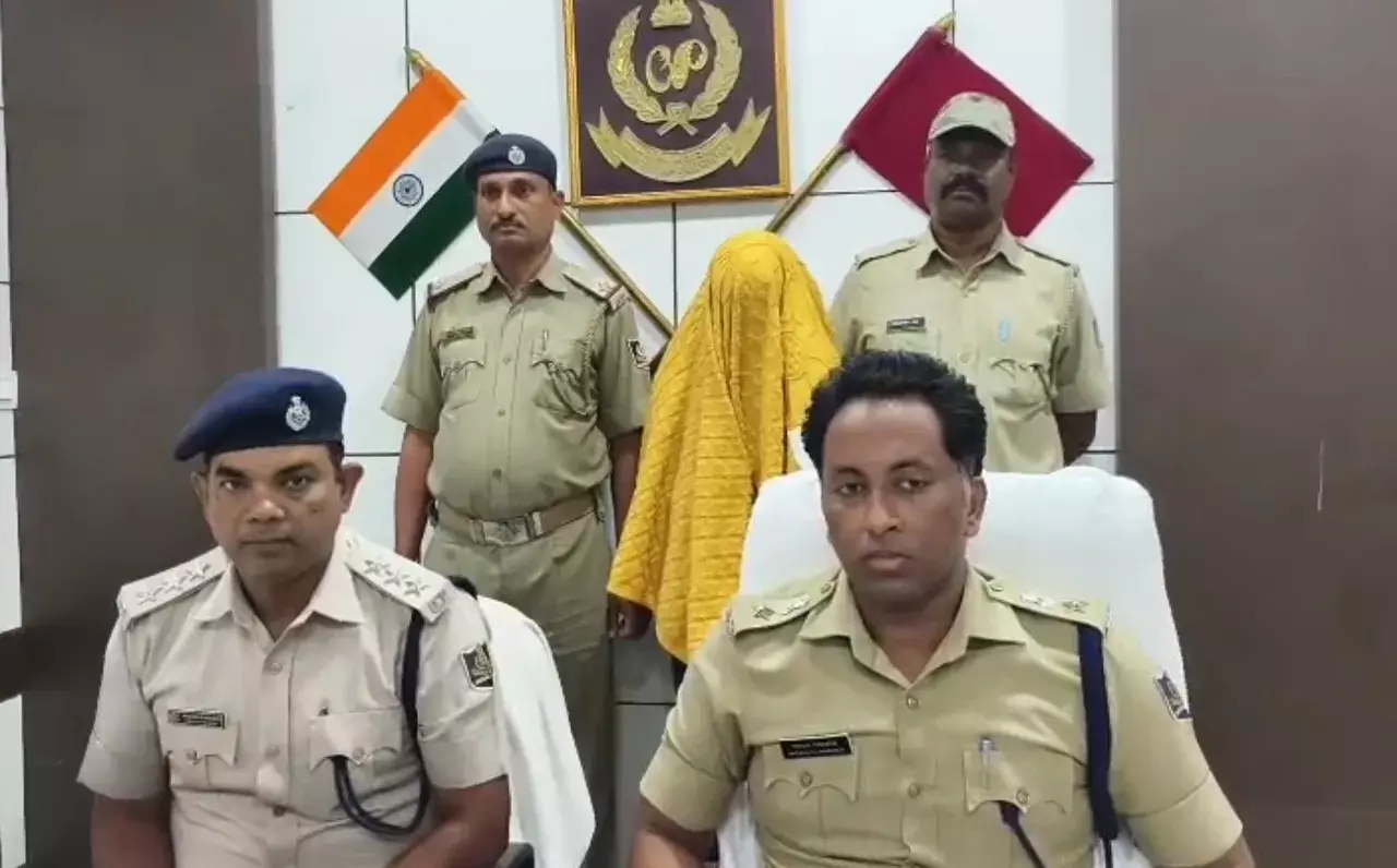 BHAWANIPATNA में हनुमान मंदिर के पास आधी रात को गोलीबारी, एक युवक गिरफ्तार BHAWANIPATNA में हनुमान मंदिर के पास आधी रात को गोलीबारी, एक युवक गिरफ्तार