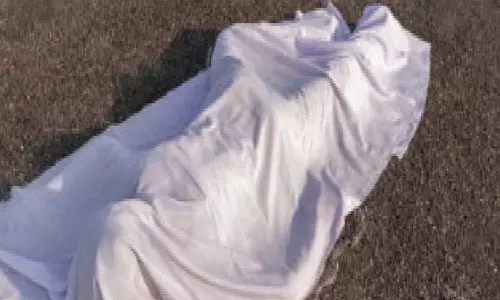 चिल्हाटी में दर्दनाक हादसा: दर्री तालाब में ट्रैक्टर पलटा, चालक की मौत