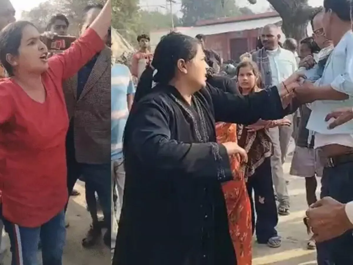 शिक्षक पति को पत्नी ने रंगरेलियां मनाते पकड़ा, बुर्का में जासूसी कर पिटाई की शिक्षक पति को पत्नी ने रंगरेलियां मनाते पकड़ा, बुर्का में जासूसी कर पिटाई की