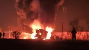 Up News: NH-2 पर पलटा तेल टैंकर, लगी भीषण आग Up News: NH-2 पर पलटा तेल टैंकर, लगी भीषण आग