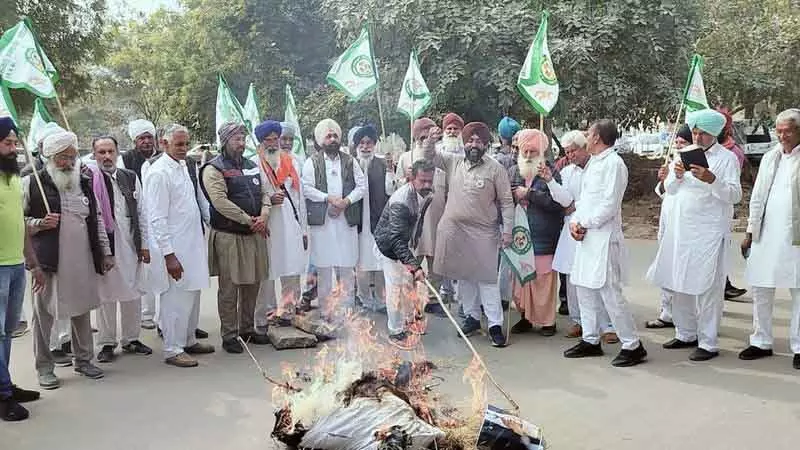 Sirsa किसानों ने India-US व्यापार समझौते के विरोध में PM Modi और ट्रंप के पुतले जलाए Sirsa किसानों ने India-US व्यापार समझौते के विरोध में PM Modi और ट्रंप के पुतले जलाए