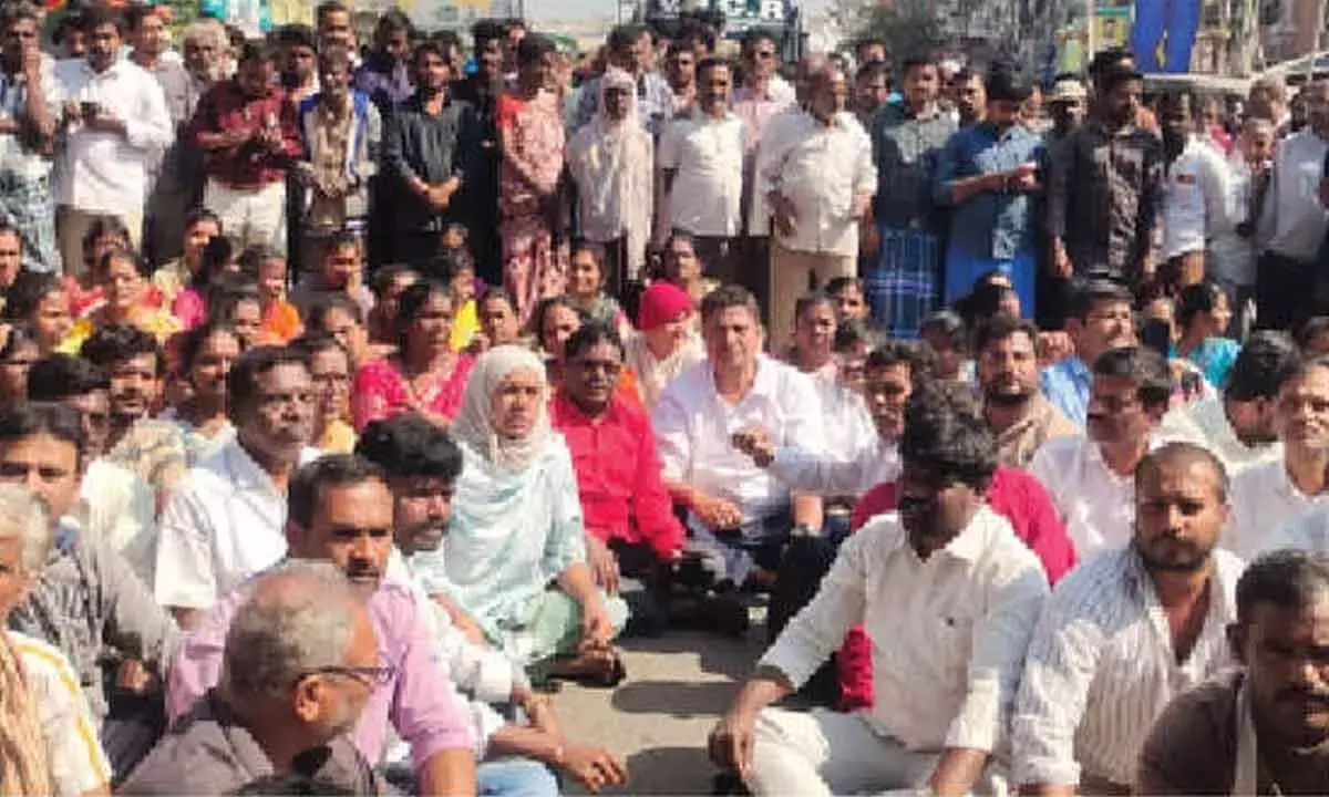 Andhra: मदनपल्ले में 7 साल की बच्ची पड़ोसी के घर में मृत मिली, सदमे में लोग Andhra: मदनपल्ले में 7 साल की बच्ची पड़ोसी के घर में मृत मिली, सदमे में लोग