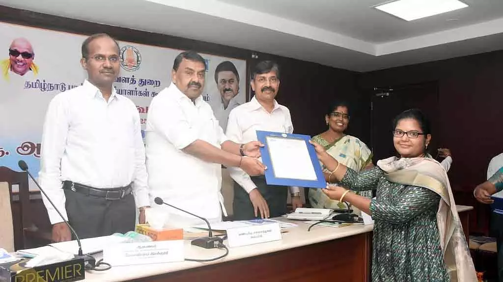 Tamil Nadu : सरकारी विभागों में 1.55 लाख लोगों की नियुक्ति Tamil Nadu : सरकारी विभागों में 1.55 लाख लोगों की नियुक्ति