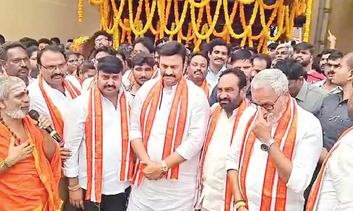 Andhra: रथोत्सव में कई लोग हिस्सा लेते हैं Andhra: रथोत्सव में कई लोग हिस्सा लेते हैं