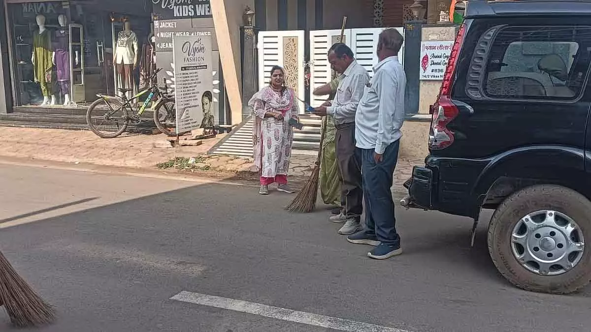 MP : नीमच में सफाई सुपरवाइजर को लापरवाही के कारण एक दिन का वेतन काटा गया MP : नीमच में सफाई सुपरवाइजर को लापरवाही के कारण एक दिन का वेतन काटा गया