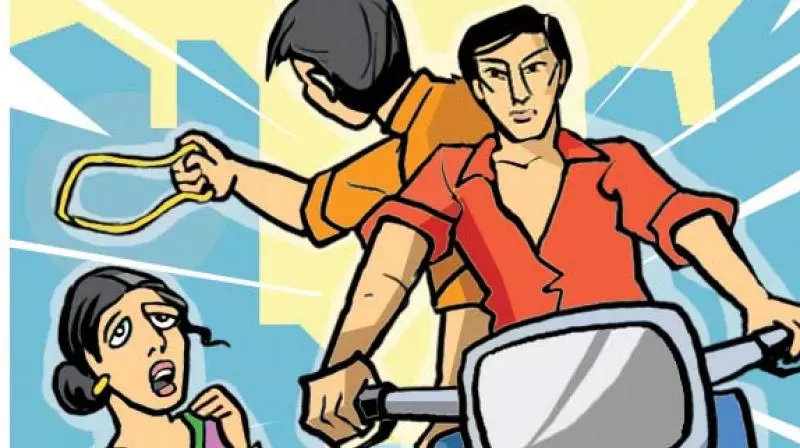Telangana : जुबली हिल्स में महिला ने इंजीनियर की सोने की चेन छीनी Telangana : जुबली हिल्स में महिला ने इंजीनियर की सोने की चेन छीनी