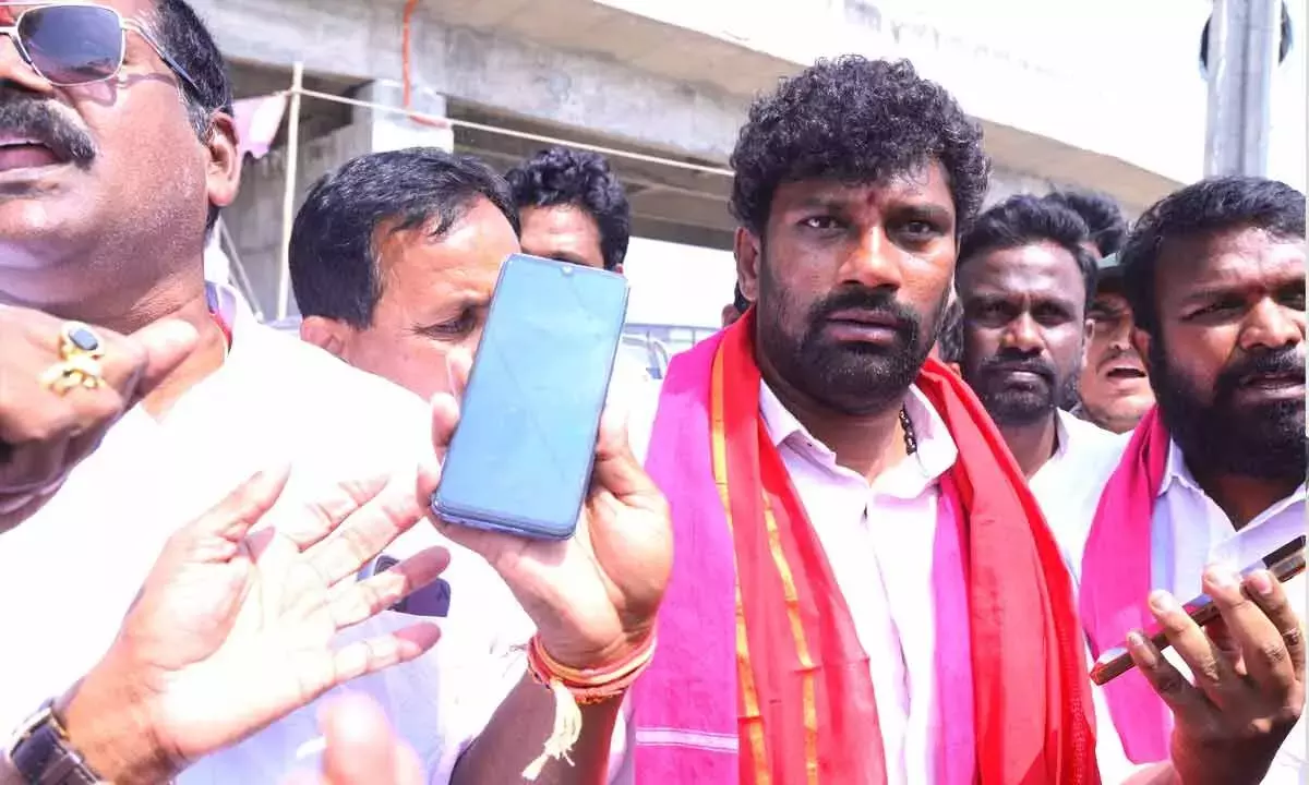 Telangana: राजनीतिक झड़पों के बीच क्यातनपल्ली में तनाव बढ़ा Telangana: राजनीतिक झड़पों के बीच क्यातनपल्ली में तनाव बढ़ा