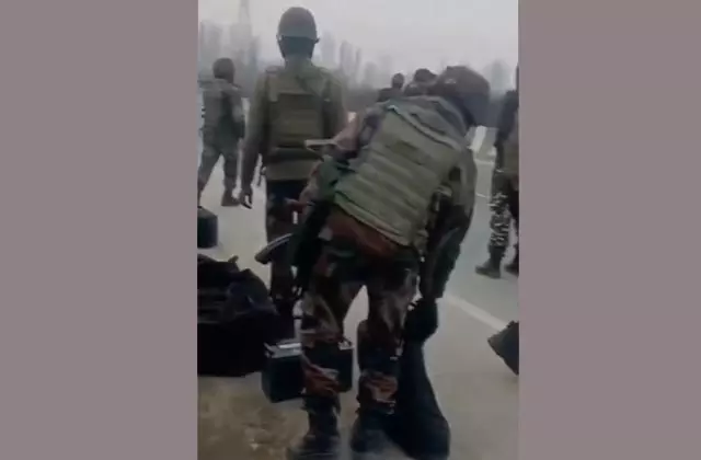 Jammu-Kashmier: संदिग्ध वस्तु मिलने के बाद ट्रैफिक हुआ ठप Jammu-Kashmier: संदिग्ध वस्तु मिलने के बाद ट्रैफिक हुआ ठप