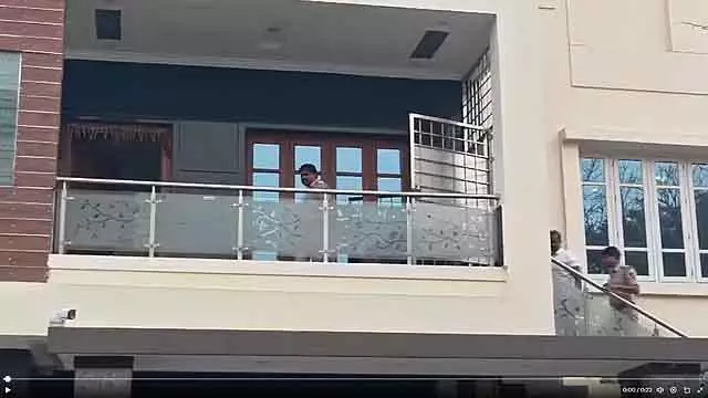 Bengaluru : पुलिस होने का दावा कर बिजनेसमैन के घर से 20 लाख कैश और 500 ग्राम सोना लूटा Bengaluru : पुलिस होने का दावा कर बिजनेसमैन के घर से 20 लाख कैश और 500 ग्राम सोना लूटा