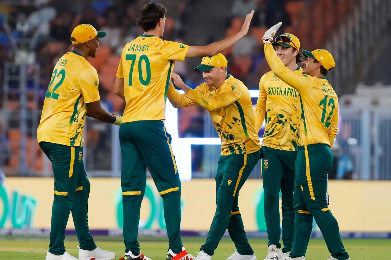 T20 WC: SA ने UAE के खिलाफ पहले गेंदबाजी करने का फैसला किया T20 WC: SA ने UAE के खिलाफ पहले गेंदबाजी करने का फैसला किया