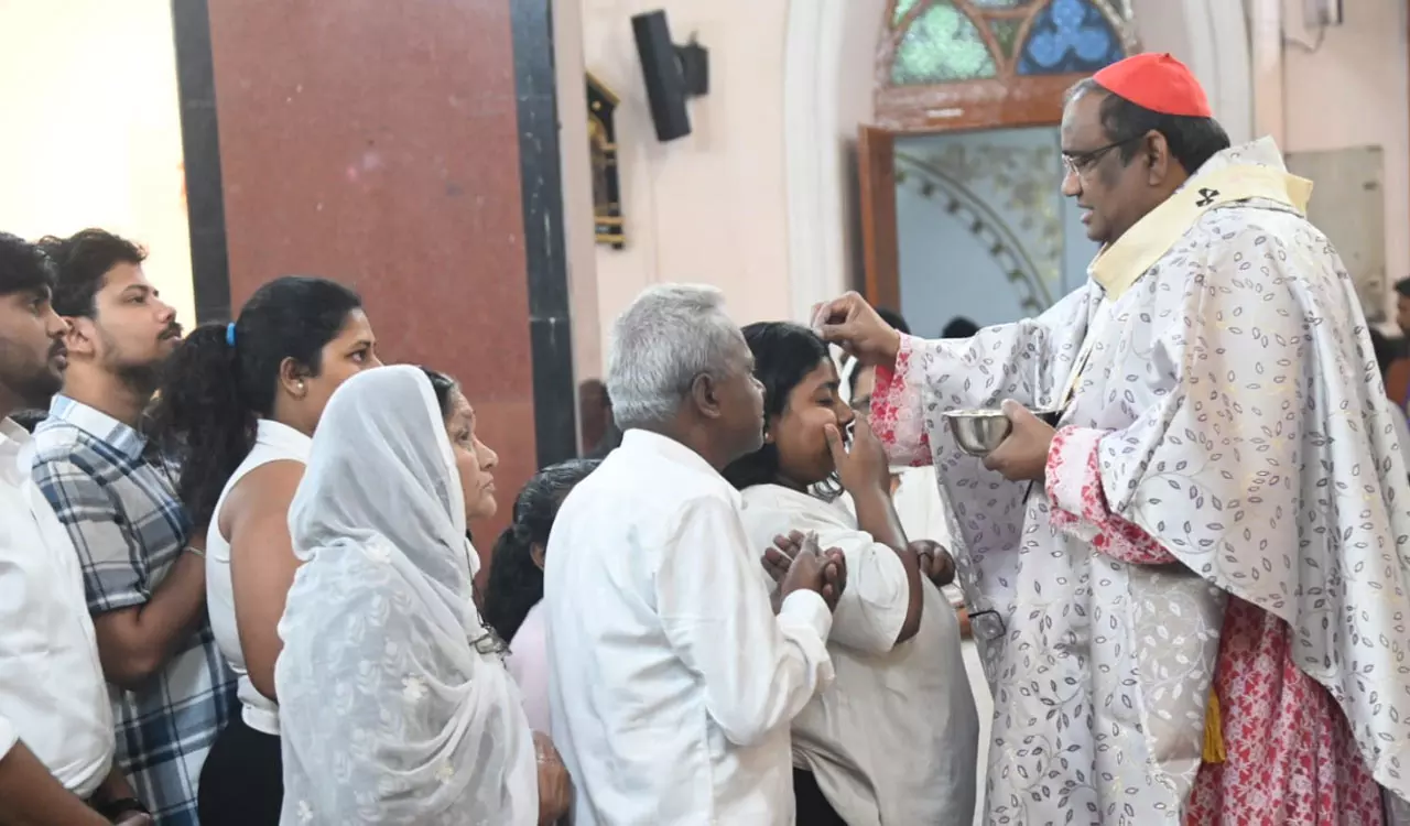 Hyderabad: ईसाईयों ने पवित्र प्रार्थना सभा के साथ राख बुधवार मनाया Hyderabad: ईसाईयों ने पवित्र प्रार्थना सभा के साथ राख बुधवार मनाया