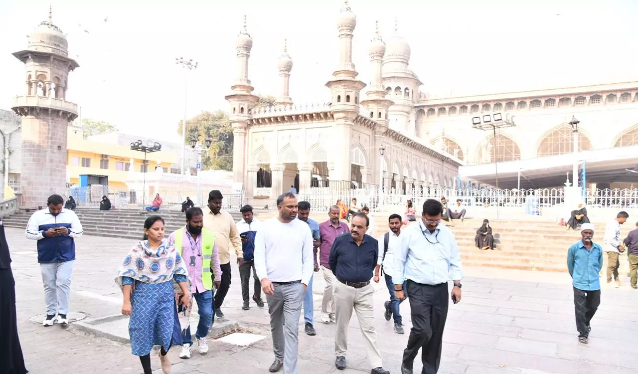 Hyderabad: जीएचएमसी ने रमजान से पहले चारमीनार के पास सफाई बढ़ाई Hyderabad: जीएचएमसी ने रमजान से पहले चारमीनार के पास सफाई बढ़ाई