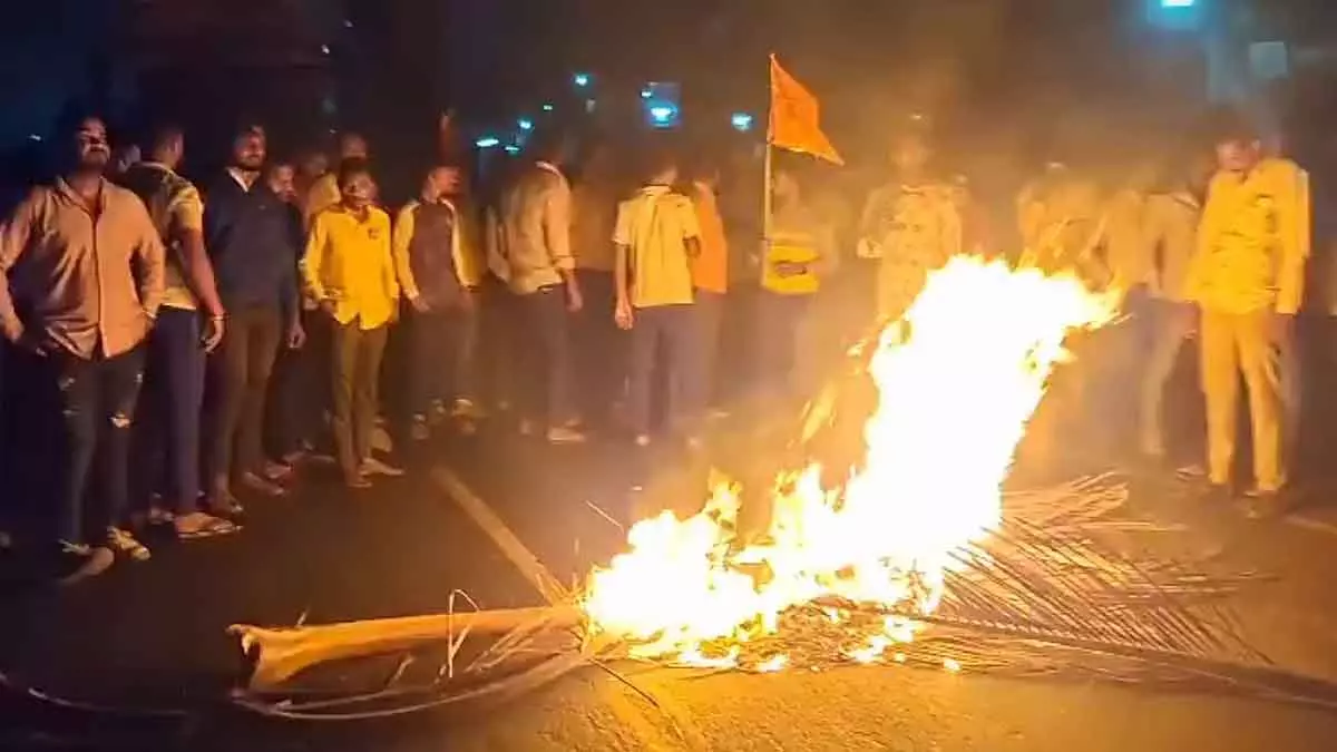 Pune : इंदापुर में परिवार के सामने महिला के अपहरण के बाद गुस्साए गांववालों ने किया विरोध प्रदर्शन Pune : इंदापुर में परिवार के सामने महिला के अपहरण के बाद गुस्साए गांववालों ने किया विरोध प्रदर्शन