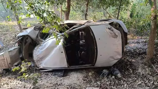 तेज रफ्तार कार पलटी, तीन की मौत, दो गंभीर रूप से घायल तेज रफ्तार कार पलटी, तीन की मौत, दो गंभीर रूप से घायल