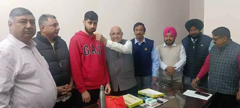 आखिरकार घर पहुंचे, आदमपुर के गौतम नैयर US डिटेंशन सेंटर से भारत लौटे आखिरकार घर पहुंचे, आदमपुर के गौतम नैयर US डिटेंशन सेंटर से भारत लौटे