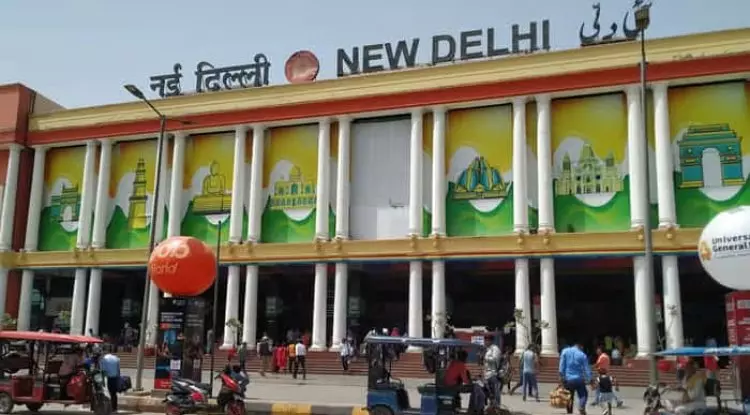 New Delhi: आनंद विहार और नई दिल्ली स्टेशन पर यात्रियों का सैलाब New Delhi: आनंद विहार और नई दिल्ली स्टेशन पर यात्रियों का सैलाब