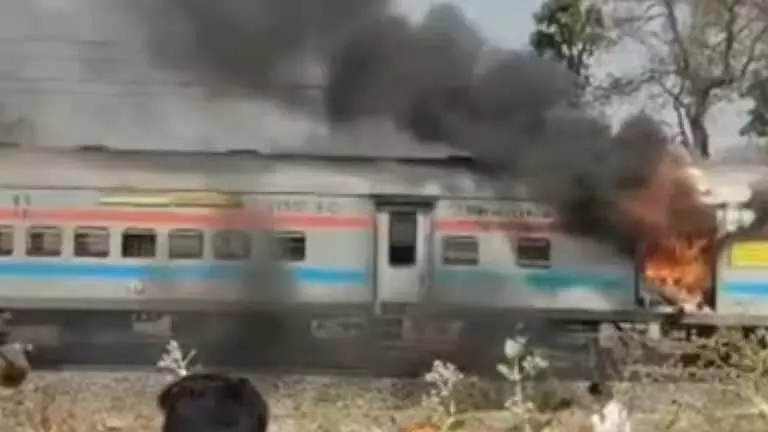 New Delhi-Chennai एक्सप्रेस ट्रेन के कोच में आग लगी, कोई हताहत नहीं New Delhi-Chennai एक्सप्रेस ट्रेन के कोच में आग लगी, कोई हताहत नहीं