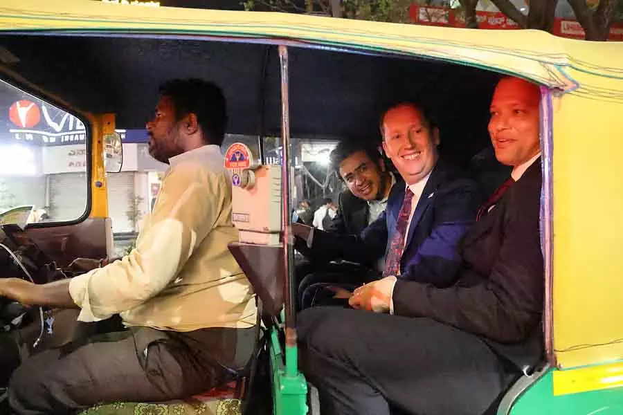 Auto Ride : अमेरिकी राजदूत ने इंदिरानगर में मसाला डोसा कॉफी का स्वाद चखा Auto Ride : अमेरिकी राजदूत ने इंदिरानगर में मसाला डोसा कॉफी का स्वाद चखा