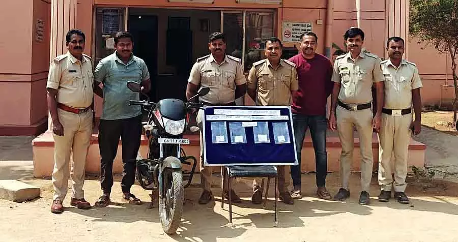 GBDA प्रेसिडेंट नटराज ने एग्जाम का उत्साह बढ़ाने के लिए स्टूडेंट्स के घर जाकर मुलाकात की GBDA प्रेसिडेंट नटराज ने एग्जाम का उत्साह बढ़ाने के लिए स्टूडेंट्स के घर जाकर मुलाकात की