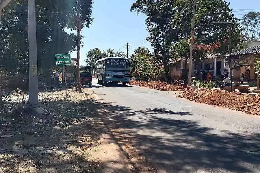Government बसें समय का पालन नहीं कर रही हैं: तिप्तूर-चिक्कनायकनहल्ली रूट पर ट्रैफिक बाधित Government बसें समय का पालन नहीं कर रही हैं: तिप्तूर-चिक्कनायकनहल्ली रूट पर ट्रैफिक बाधित