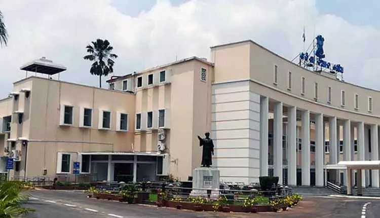 Bhubaneswar: धान खरीद को लेकर विपक्ष ने विधानसभा में हंगामा किया, सदन शाम 4 बजे तक स्थगित Bhubaneswar: धान खरीद को लेकर विपक्ष ने विधानसभा में हंगामा किया, सदन शाम 4 बजे तक स्थगित