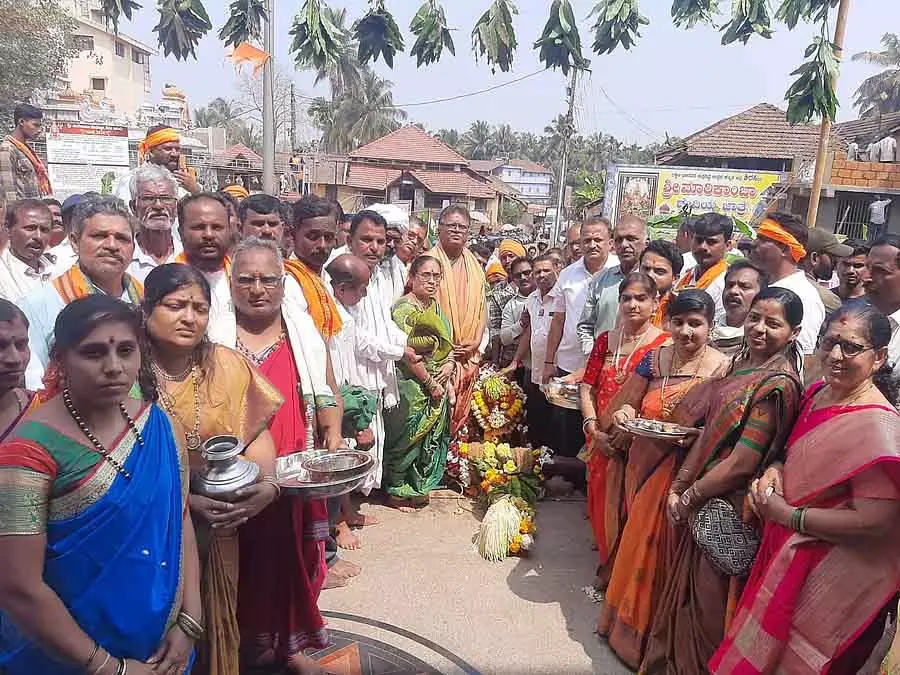 Karnataka : सिरसी मरिकम्बा रथ बनाने के लिए लकड़ी के टुकड़ों का आना Karnataka : सिरसी मरिकम्बा रथ बनाने के लिए लकड़ी के टुकड़ों का आना