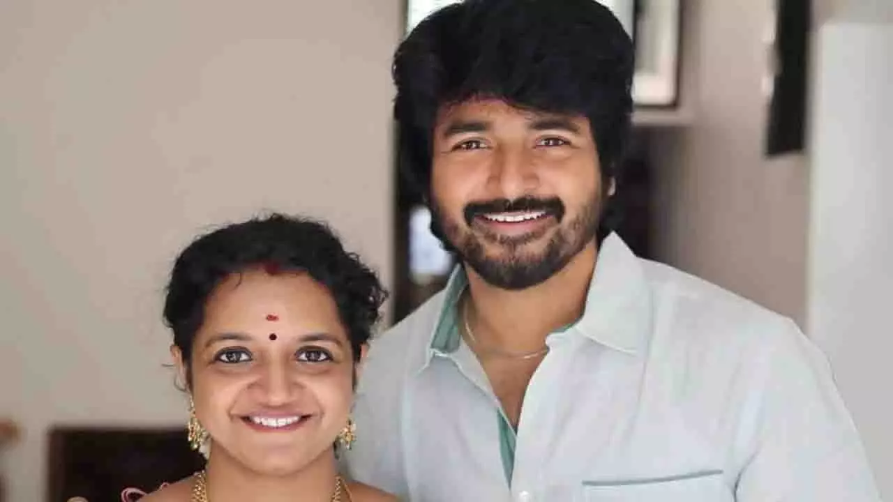 Sivakarthikeyan ने पत्नी और सेयोन क्रू के साथ मनाया 41वां जन्मदिन Sivakarthikeyan ने पत्नी और सेयोन क्रू के साथ मनाया 41वां जन्मदिन