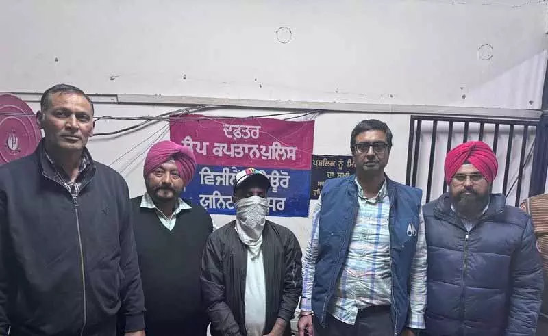 कानूनगो के भाई को VB ने 20,000 रुपये की रिश्वत लेते पकड़ा, अधिकारी भाग गया कानूनगो के भाई को VB ने 20,000 रुपये की रिश्वत लेते पकड़ा, अधिकारी भाग गया
