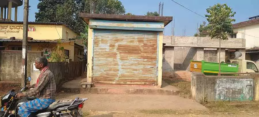 Village के लोग साफ पानी से वंचित: यूनिट एक साल के लिए बंद Village के लोग साफ पानी से वंचित: यूनिट एक साल के लिए बंद
