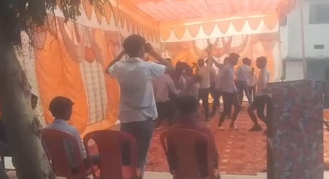 भोजपुरी गाने में स्टूडेंट्स ठुमके, प्राचार्य सस्पेंड भोजपुरी गाने में स्टूडेंट्स ठुमके, प्राचार्य सस्पेंड