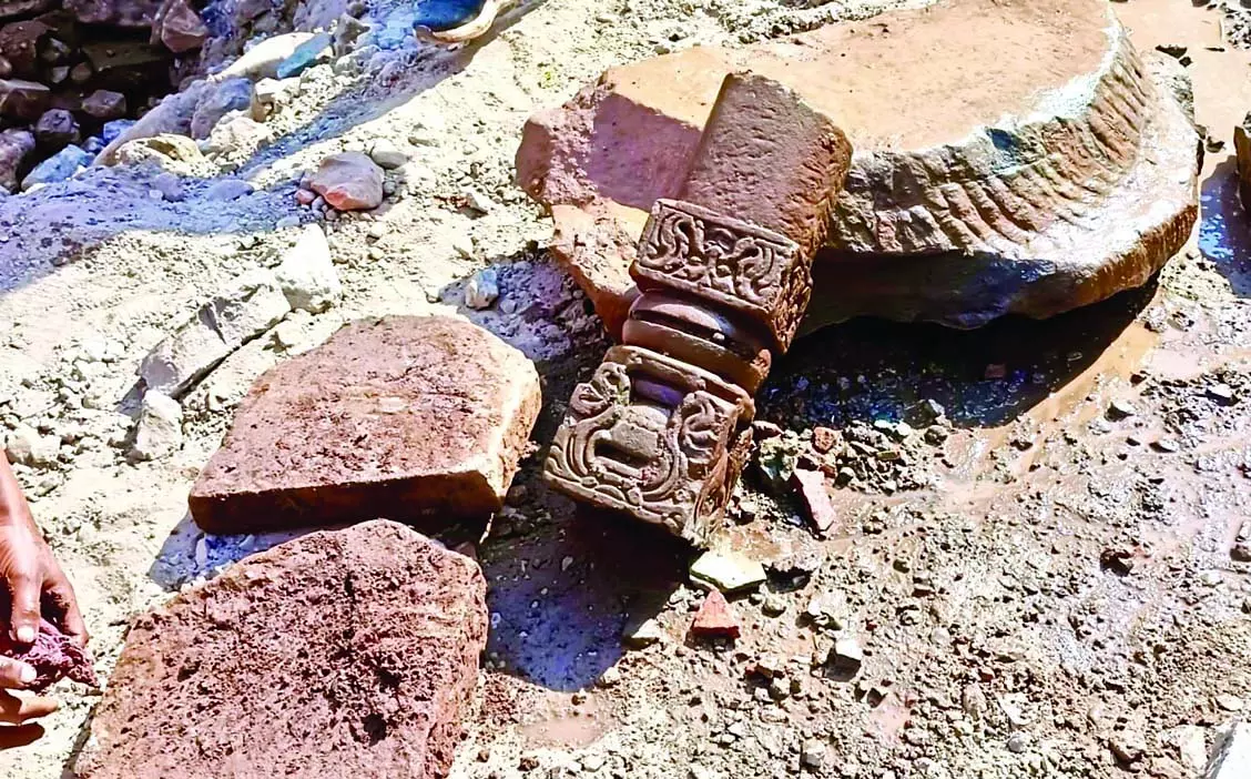 मंदिर के नवनिर्माण में खुल रहा इतिहास का पन्ना, निकली नक्काशीदार संरचनाए मंदिर के नवनिर्माण में खुल रहा इतिहास का पन्ना, निकली नक्काशीदार संरचनाए
