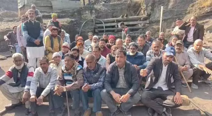 रिटायर्ड कोयला खदान कर्मचारियों ने Kalakot में विरोध प्रदर्शन किया रिटायर्ड कोयला खदान कर्मचारियों ने Kalakot में विरोध प्रदर्शन किया