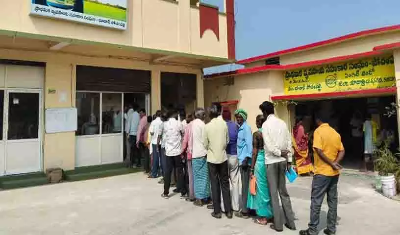 भूदान पोचमपल्ली में Urea के लिए किसानों में होड़ भूदान पोचमपल्ली में Urea के लिए किसानों में होड़