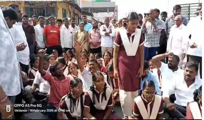 Veldanda Gurukulam में कीड़ा चावल परोसने के खिलाफ छात्रों ने हड़ताल की Veldanda Gurukulam में कीड़ा चावल परोसने के खिलाफ छात्रों ने हड़ताल की