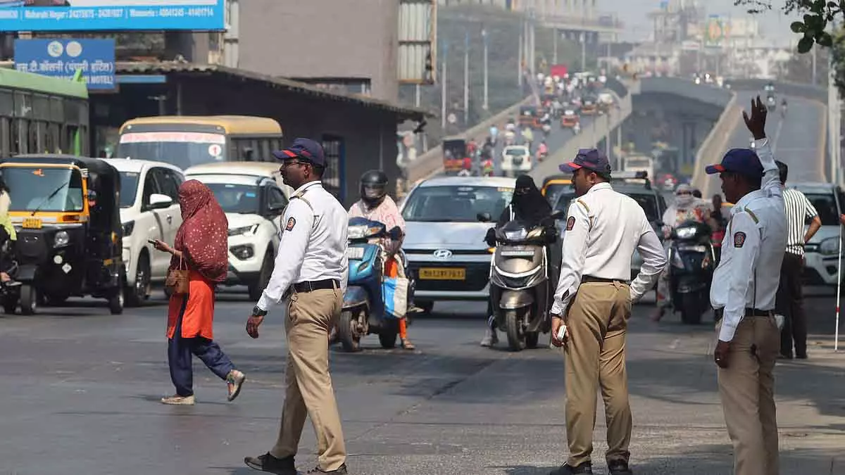 PMC ने ट्रैफिक फ्लो को बेहतर बनाने के लिए तुरंत जाम हटाने के लिए 32 सड़कों की पहचान की PMC ने ट्रैफिक फ्लो को बेहतर बनाने के लिए तुरंत जाम हटाने के लिए 32 सड़कों की पहचान की