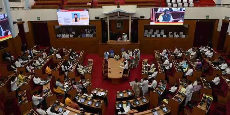 Odisha विधानसभा में हंगामा, बीजेडी और कांग्रेस विधायकों ने धान खरीद को लेकर प्रदर्शन किया Odisha विधानसभा में हंगामा, बीजेडी और कांग्रेस विधायकों ने धान खरीद को लेकर प्रदर्शन किया